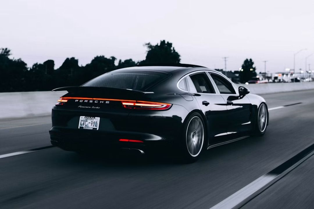 Voertuig met GPS-tracking op de weg, met realtime locatiebewaking