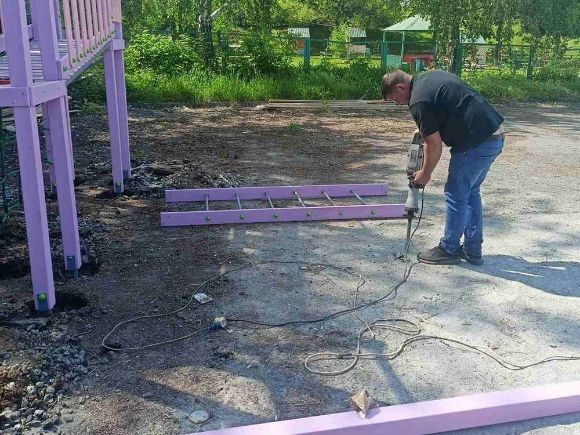 монтаж дитячих майданчиків