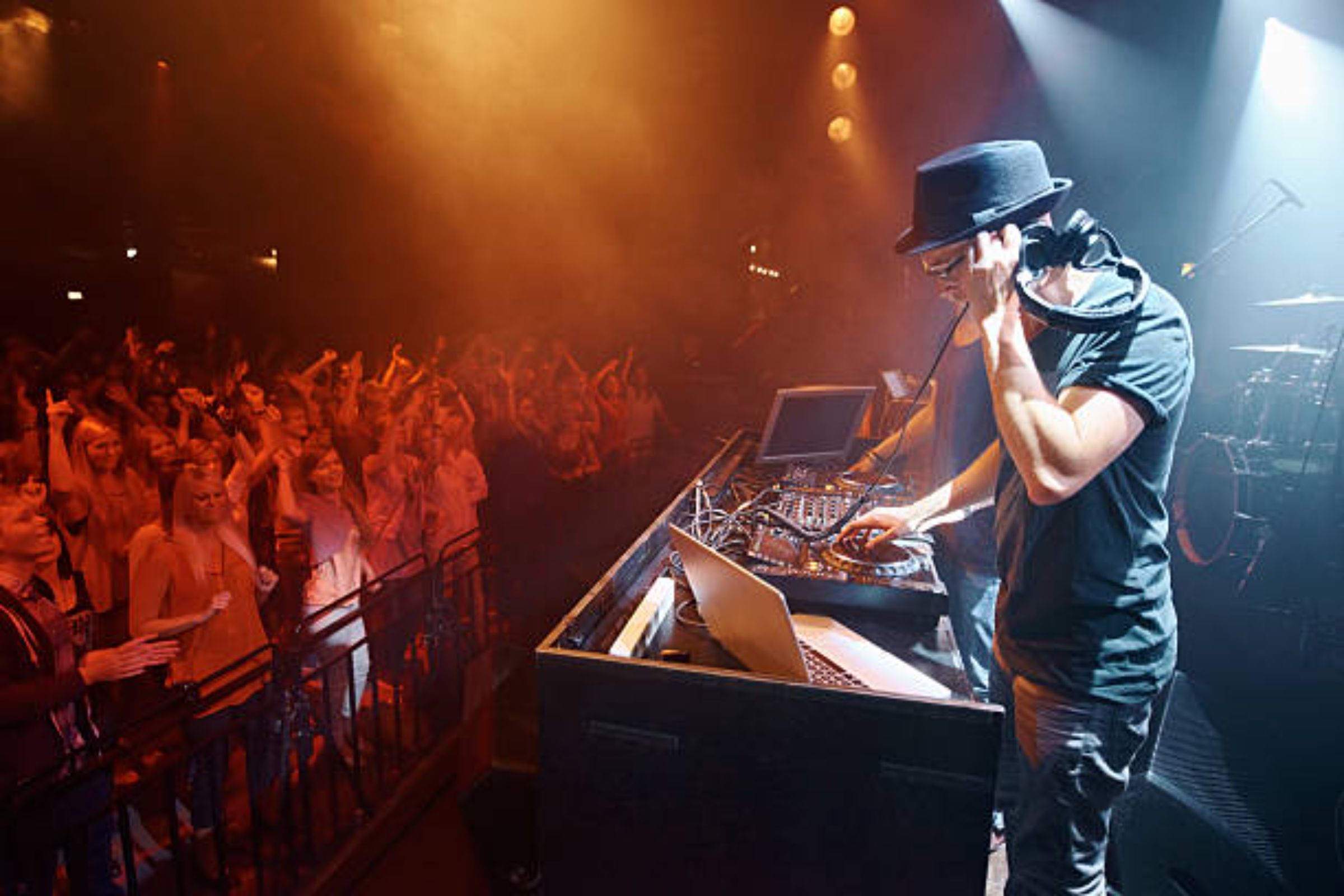 Диджей на праздник в г.Винница. Диджей-Шоу на выезд