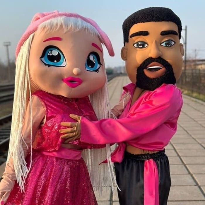 приветствие куклы стриптизера