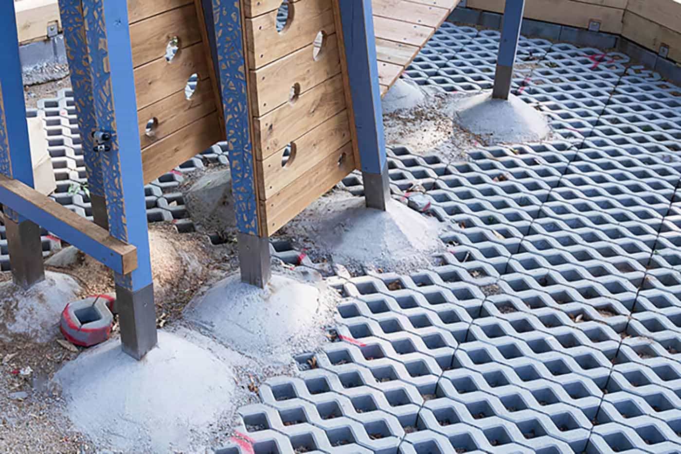 монтаж дитячого майданчика