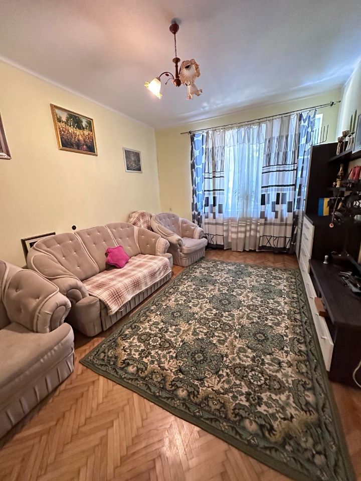 Продається 2 кімнатна квартира в гарному жилому стані у польському будинку центральна частина міста
