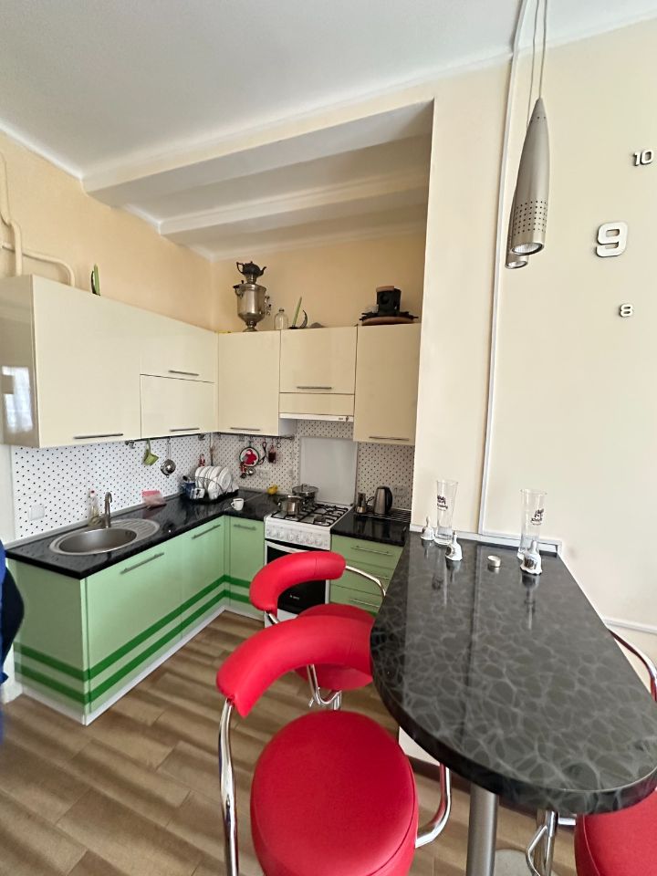 Продається 2 кімнатна квартира в гарному жилому стані у польському будинку центральна частина міста