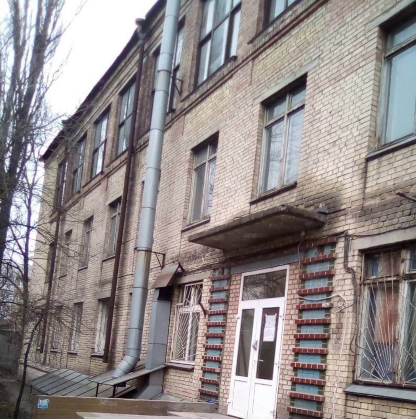 Хостел в Киеве на ул.Строителей 8-Б.Вход