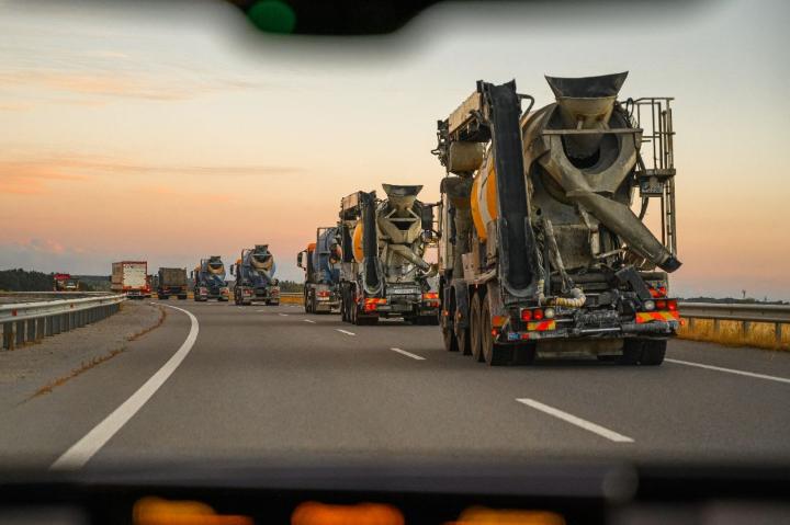Колона автобетонозмішувачів у дорозі