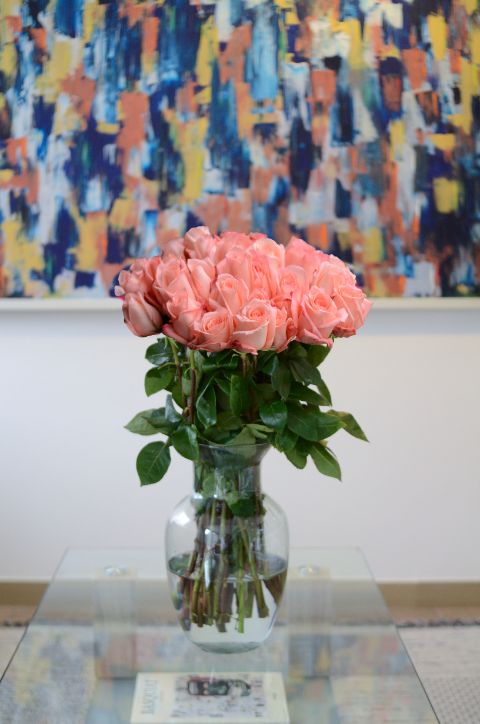 Recibe un hermoso ramo de rosas rosadas de 36 tallos.  Suave y delicado, el ramo de rosas rosa claro es perfecto para transmitir sentimientos de dulzura, agradecimiento y admiración. Ideal para ocasiones como nacimientos, agradecimientos y para demostrar afecto de una manera tierna y amorosa. Sin embargo, si tienes algún color preferido, o la persona a la que se los vas a dar tiene uno, puedes escogerlo sin problema. En Emotions Flowers, nos aseguramos de que tu elección sea siempre perfecta.