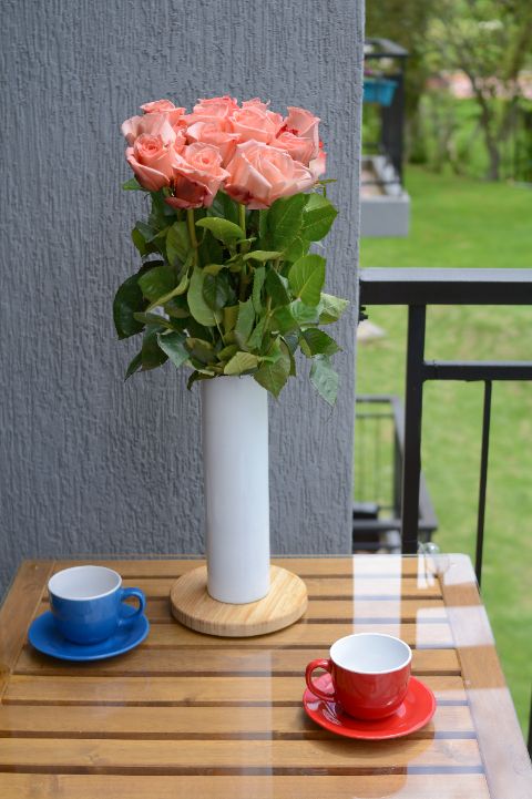 Recibe un hermoso ramo de rosas rosadas de 12 tallos.  Suave y delicado, el ramo de rosas rosa claro es perfecto para transmitir sentimientos de dulzura, agradecimiento y admiración. Ideal para ocasiones como nacimientos, agradecimientos y para demostrar afecto de una manera tierna y amorosa. Sin embargo, si tienes algún color preferido, o la persona a la que se los vas a dar tiene uno, puedes escogerlo sin problema. En Emotions Flowers, nos aseguramos de que tu elección sea siempre perfecta.