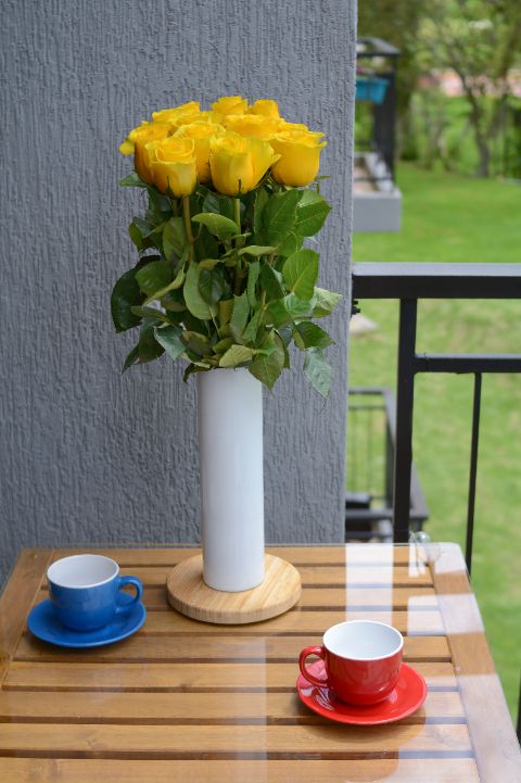 Recibe un hermoso ramo de rosas amarillas. Las rosas amarillas son un símbolo de amistad y alegría. Este ramo es perfecto para alegrar el día de alguien, celebrar una amistad duradera o simplemente para transmitir buenos deseos. Su color brillante y alegre es ideal para cualquier ocasión feliz. Sin embargo, si tienes algún color preferido, o la persona a la que se los vas a dar tiene uno, puedes escogerlo sin problema. En Emotions Flowers, nos aseguramos de que tu elección sea siempre perfecta.