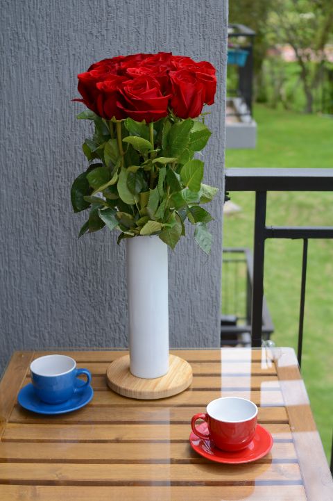 Recibe un hermoso ramo de rosas rojas de 12 tallos. El ramo de rosas rojas es el símbolo clásico del amor y la pasión. Perfecto para ocasiones románticas, estas rosas son la elección ideal para San Valentín, aniversarios y cualquier momento en el que quieras expresar un amor profundo y eterno. Sin embargo, si tienes algún color preferido, o la persona a la que se los vas a dar tiene uno, puedes escogerlo sin problema. En Emotions Flowers, nos aseguramos de que tu elección sea siempre perfecta.