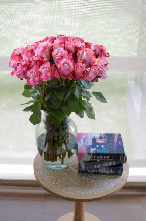 Recibe un hermoso ramo de rosas lavanda de 36 tallos. El ramo de rosas lavanda es el epítome de la elegancia y el encanto. Con su delicado tono púrpura, estas rosas son perfectas para expresar amor a primera vista, fascinación y misterio. Un regalo ideal para ocasiones románticas y para quienes aprecian la belleza sutil y sofisticada. Sin embargo, si tienes algún color preferido, o la persona a la que se los vas a dar tiene uno, puedes escogerlo sin problema. En Emotions Flowers, nos aseguramos de que tu elección sea siempre perfecta.