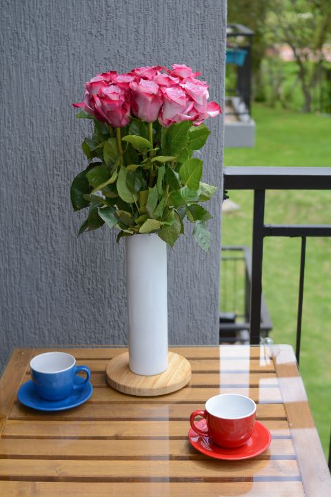 Recibe un hermoso ramo de rosas lavanda de 12 tallos. El ramo de rosas lavanda es el epítome de la elegancia y el encanto. Con su delicado tono púrpura, estas rosas son perfectas para expresar amor a primera vista, fascinación y misterio. Un regalo ideal para ocasiones románticas y para quienes aprecian la belleza sutil y sofisticada. Sin embargo, si tienes algún color preferido, o la persona a la que se los vas a dar tiene uno, puedes escogerlo sin problema. En Emotions Flowers, nos aseguramos de que tu elección sea siempre perfecta.