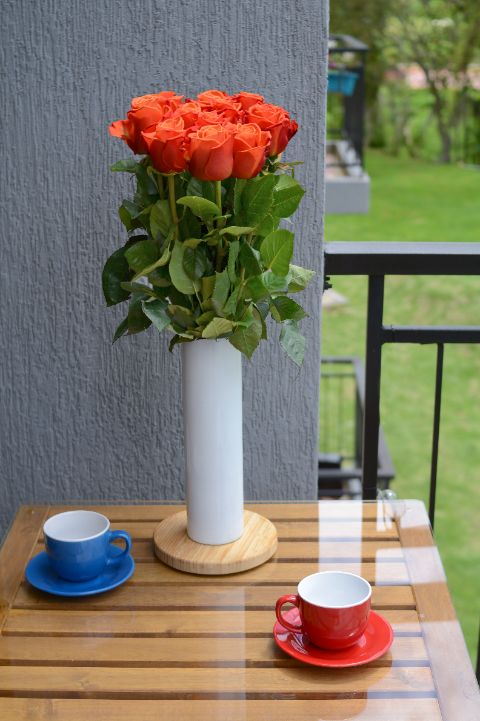Recibe un hermoso ramo de rosas naranja de 12 tallos. Las vibrantes rosas naranjas son sinónimo de entusiasmo y deseo. Este ramo es perfecto para celebrar logros, transmitir pasión y alegría. Su brillante color naranja las convierte en una opción excelente para levantar el ánimo y hacer una declaración audaz. Sin embargo, si tienes algún color preferido, o la persona a la que se los vas a dar tiene uno, puedes escogerlo sin problema. En Emotions Flowers, nos aseguramos de que tu elección sea siempre perfecta.