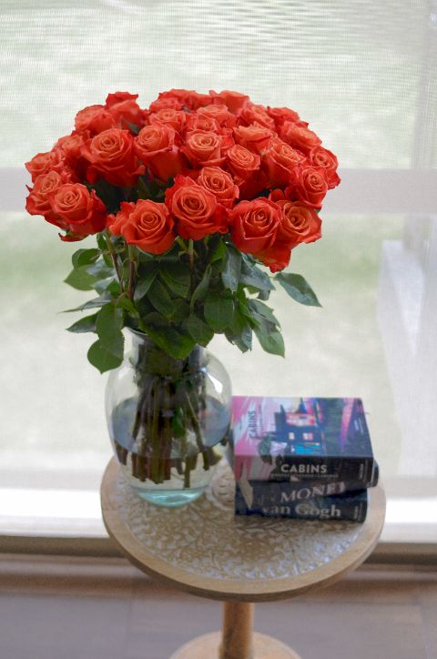 Recibe un hermoso ramo de rosas naranja de 36 tallos. Las vibrantes rosas naranjas son sinónimo de entusiasmo y deseo. Este ramo es perfecto para celebrar logros, transmitir pasión y alegría. Su brillante color naranja las convierte en una opción excelente para levantar el ánimo y hacer una declaración audaz. Sin embargo, si tienes algún color preferido, o la persona a la que se los vas a dar tiene uno, puedes escogerlo sin problema. En Emotions Flowers, nos aseguramos de que tu elección sea siempre perfecta.