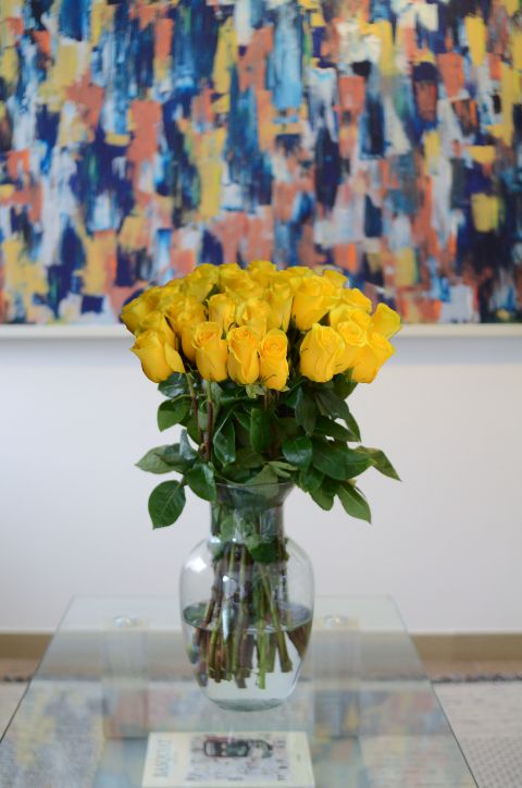 Recibe un hermoso ramo de rosas amarillas de 36 tallos. Las rosas amarillas son un símbolo de amistad y alegría. Este ramo es perfecto para alegrar el día de alguien, celebrar una amistad duradera o simplemente para transmitir buenos deseos. Su color brillante y alegre es ideal para cualquier ocasión feliz. Sin embargo, si tienes algún color preferido, o la persona a la que se los vas a dar tiene uno, puedes escogerlo sin problema. En Emotions Flowers, nos aseguramos de que tu elección sea siempre perfecta.