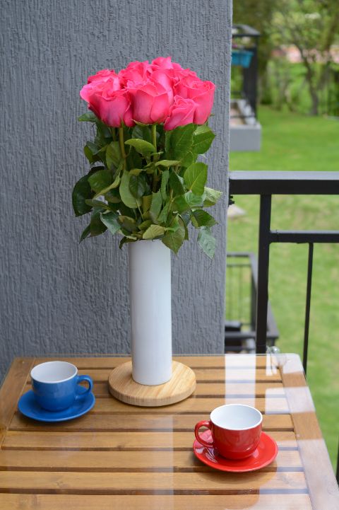 Recibe un hermoso ramo de rosas hot pink de 12 tallos. Llena de vitalidad y energía, el ramo de rosas rosa intenso es ideal para expresar alegría, gratitud y admiración. Estas rosas son perfectas para celebraciones y para aquellos momentos en los que deseas destacar y alegrar el día de alguien especial con su vibrante color. Sin embargo, si tienes algún color preferido, o la persona a la que se los vas a dar tiene uno, puedes escogerlo sin problema. En Emotions Flowers, nos aseguramos de que tu elección sea siempre perfecta.