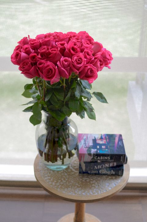 Recibe un hermoso ramo de rosas hot pink de 36 tallos. Llena de vitalidad y energía, el ramo de rosas rosa intenso es ideal para expresar alegría, gratitud y admiración. Estas rosas son perfectas para celebraciones y para aquellos momentos en los que deseas destacar y alegrar el día de alguien especial con su vibrante color. Sin embargo, si tienes algún color preferido, o la persona a la que se los vas a dar tiene uno, puedes escogerlo sin problema. En Emotions Flowers, nos aseguramos de que tu elección sea siempre perfecta.