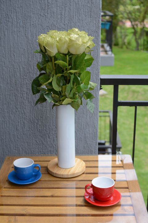 Recibe un hermoso ramo de rosas blancas de 12 tallos.  Las rosas blancas representan pureza, inocencia y nuevos comienzos. Este ramo es ideal para bodas, bautizos y para expresar respeto y recuerdo. Su belleza atemporal y elegante las convierte en una opción perfecta para cualquier ocasión significativa. Sin embargo, si tienes algún color preferido, o la persona a la que se los vas a dar tiene uno, puedes escogerlo sin problema. En Emotions Flowers, nos aseguramos de que tu elección sea siempre perfecta.