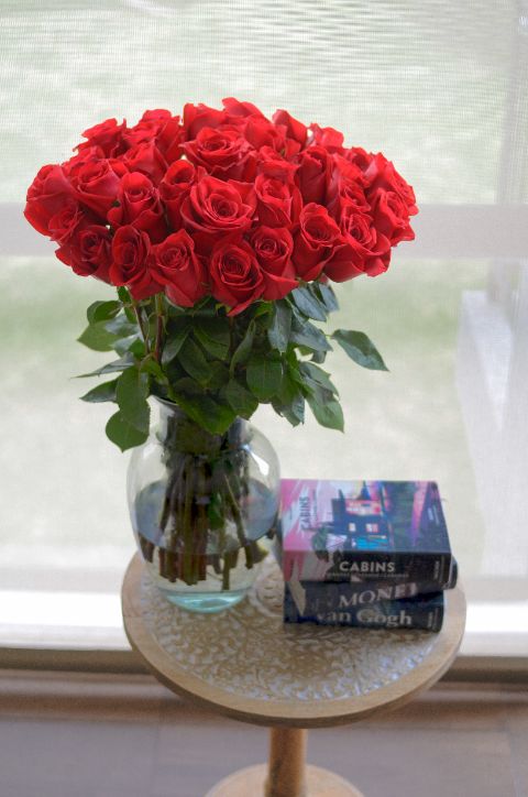 Recibe un hermoso ramo de rosas rojas de 36 tallos. El ramo de rosas rojas es el símbolo clásico del amor y la pasión. Perfecto para ocasiones románticas, estas rosas son la elección ideal para San Valentín, aniversarios y cualquier momento en el que quieras expresar un amor profundo y eterno. Sin embargo, si tienes algún color preferido, o la persona a la que se los vas a dar tiene uno, puedes escogerlo sin problema. En Emotions Flowers, nos aseguramos de que tu elección sea siempre perfecta.