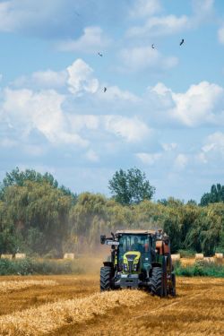 Tractor haciendo alpacas de paja