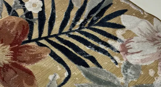 Como as empresas de limpeza de tapetes tratam as fibras naturais e as sintéticas?